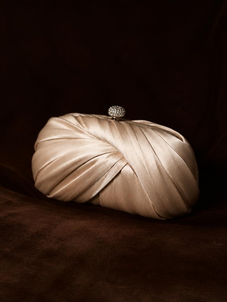Geplooide champagnekleurige satijnen clutch met fonkelende sluiting