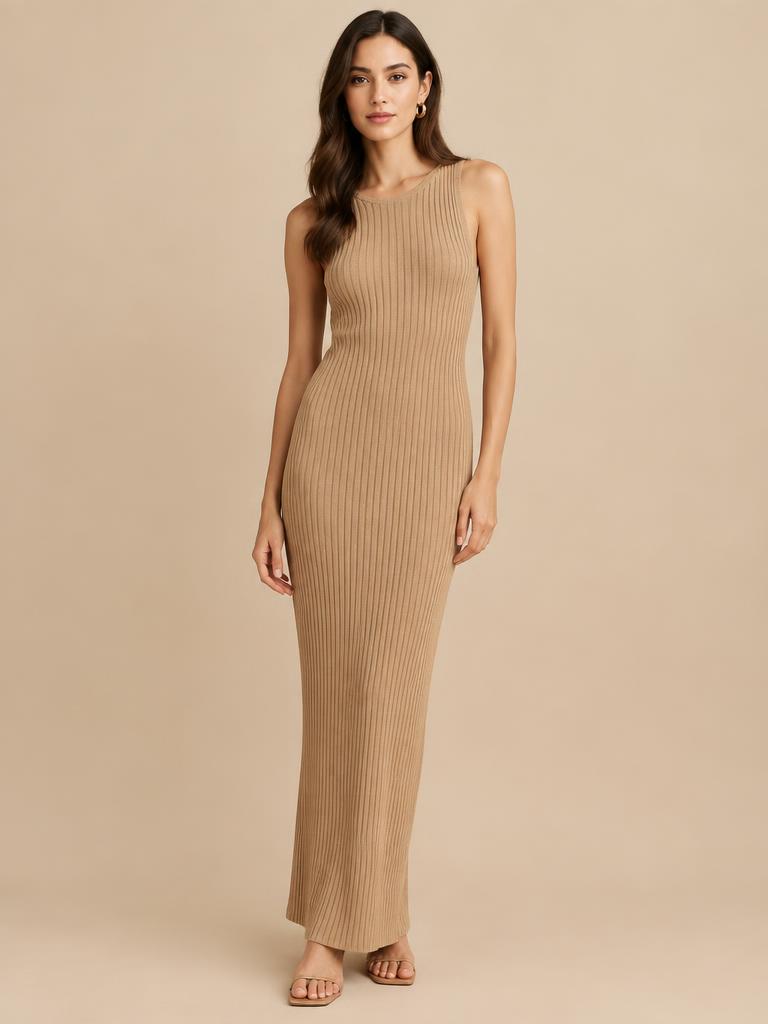 Model in een camelkleurige geribde, mouwloze maxi-jurk
