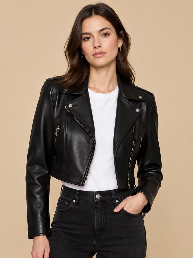 Model in een kort zwart leren bikerjack met wit T-shirt