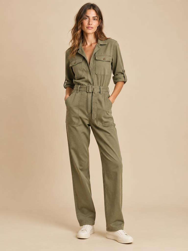 Model in een khaki utility jumpsuit met borstzakken