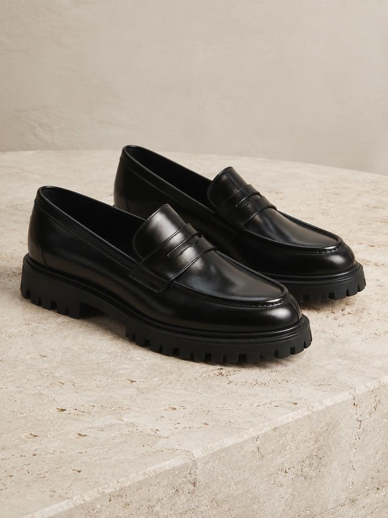 Zwarte leren pennyloafer met stevige profielzool